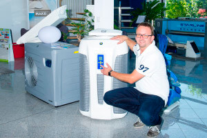 Herr Holzfuß präsentiert eine Luft-Wasser-Wärmepumpe von Zodiac