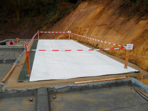 Schutz eines Pools in der Bauphase mit OSB-Platten