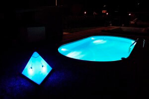 Make01 Outdoorlautsprecher beleuchtet neben einem Pool